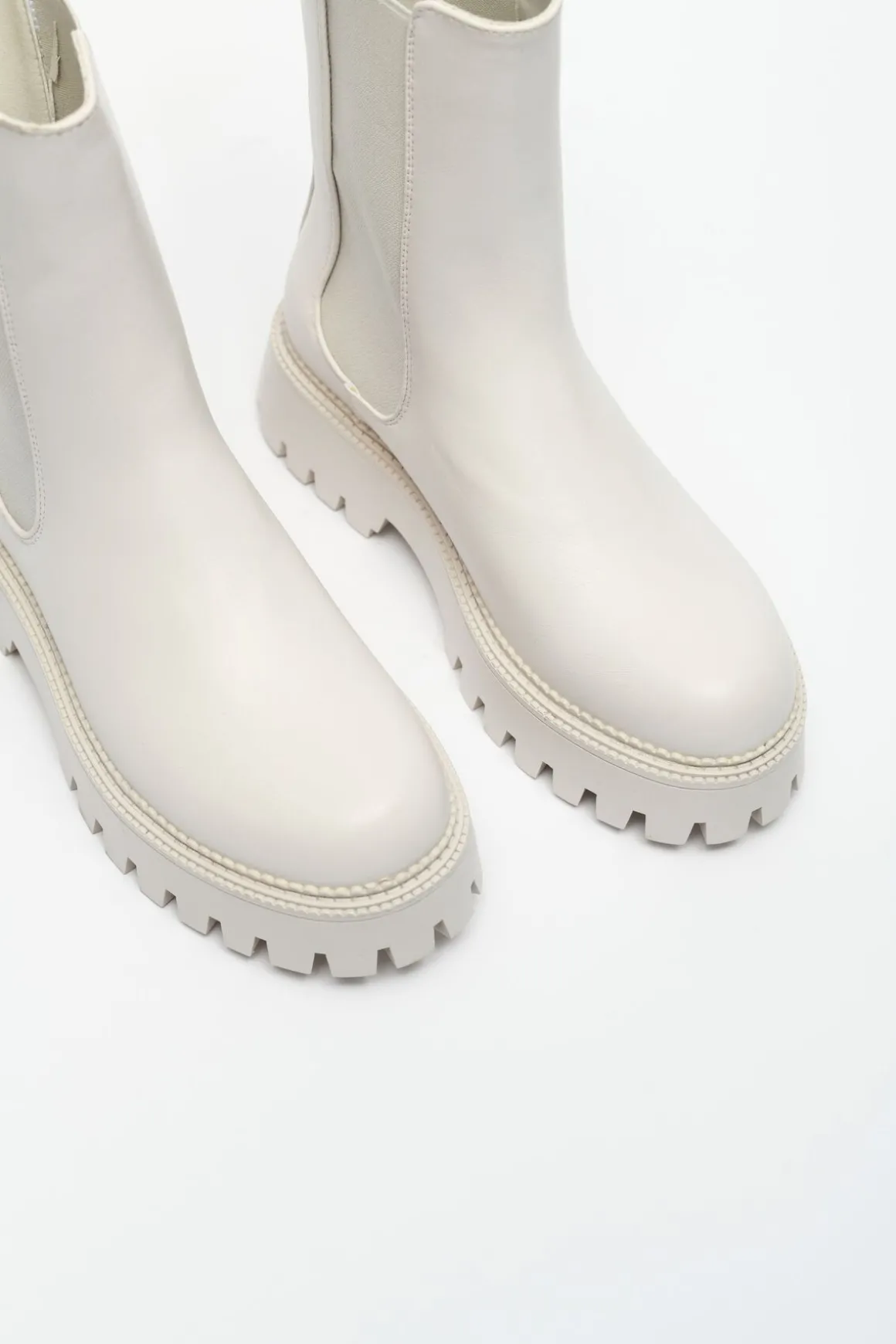 Discount STEVE MADDEN Briona Lug Sole Chelsea Boot Shoes